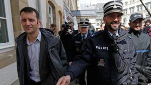 Edouard Perrin (izquierda), escoltado por la policía tras la primera jornada del juicio sobre el ’caso LuxLeaks’, en Luxemburgo, este martes.