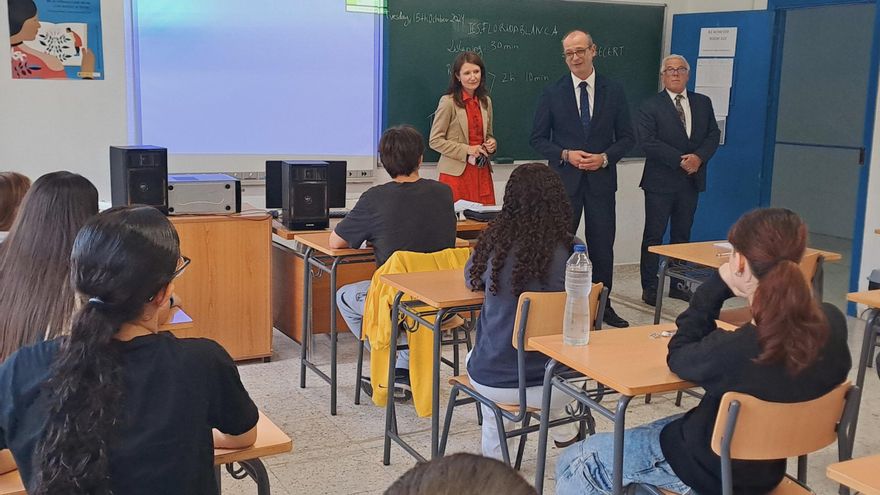 La mayoría de estudiantes logra el título de certificación de inglés