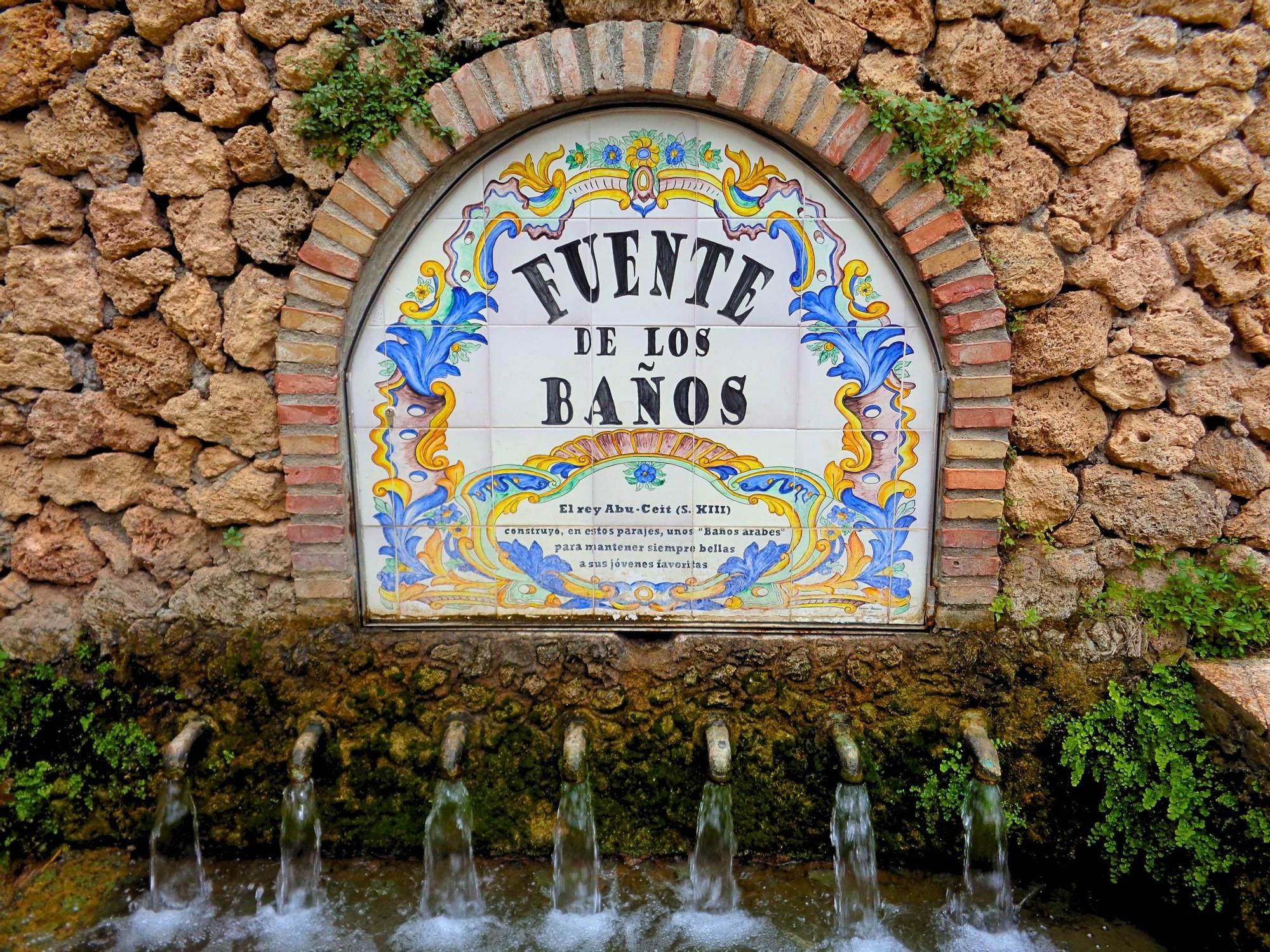Imagen de la fuente de siete caños que se encuentra cerca de la playa Fuente de los Baños.