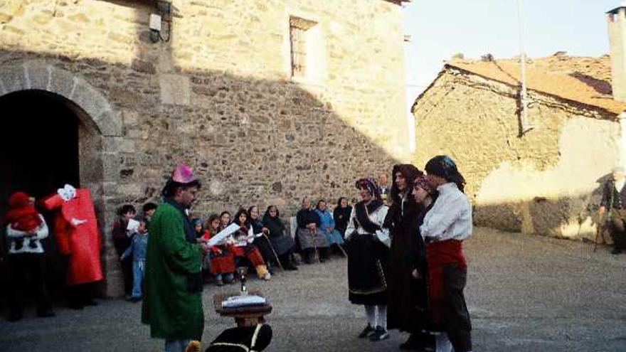 La asociación cultural durante la representación el pasado año de una boda tradicional alistana