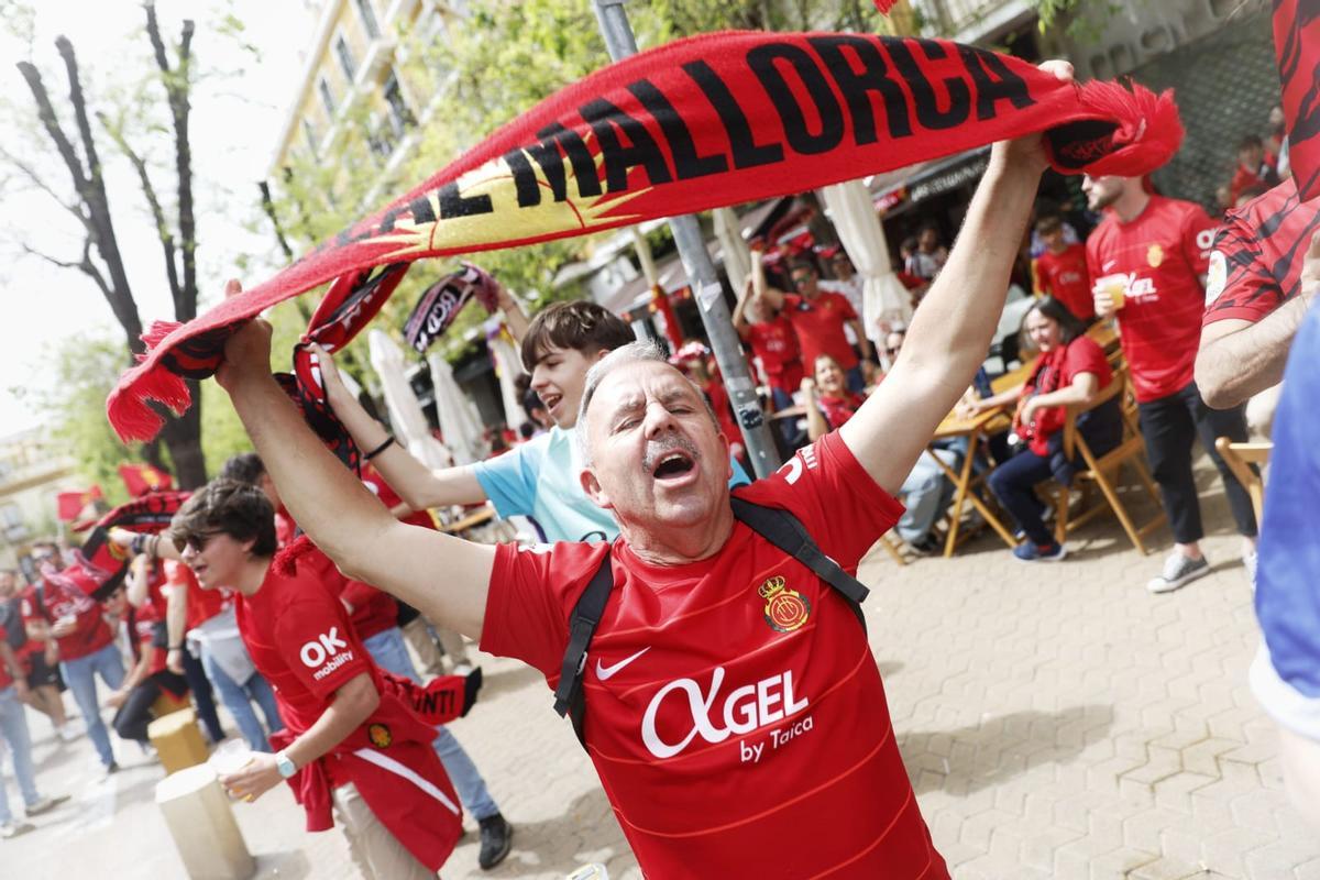 Los aficionados del Mallorca toman Sevilla antes de la final de la Copa del Rey