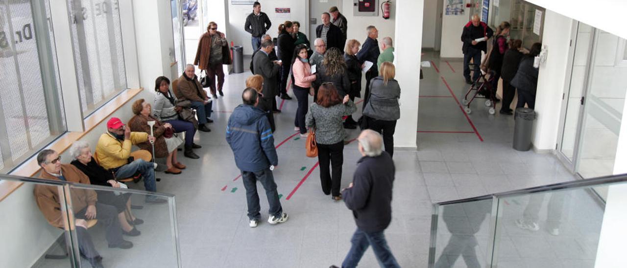 Los centros de salud de la provincia de Alicante se encuentran masificados, según la denuncia de sindicatos y sociedades científicas