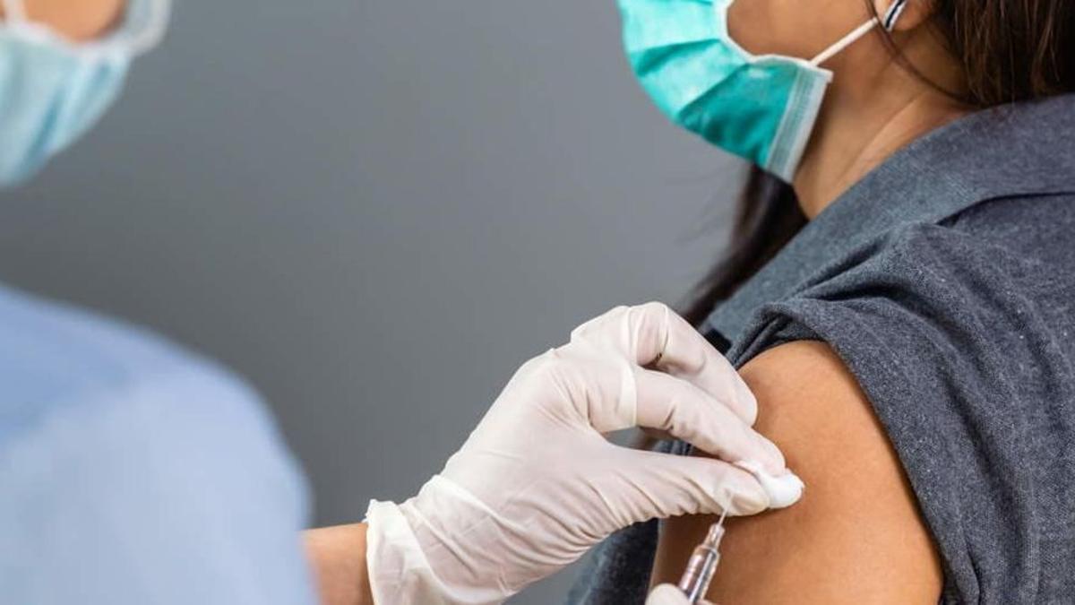 Malestar entre los sanitarios por la vacunación de directivos: “Es vergonzoso”