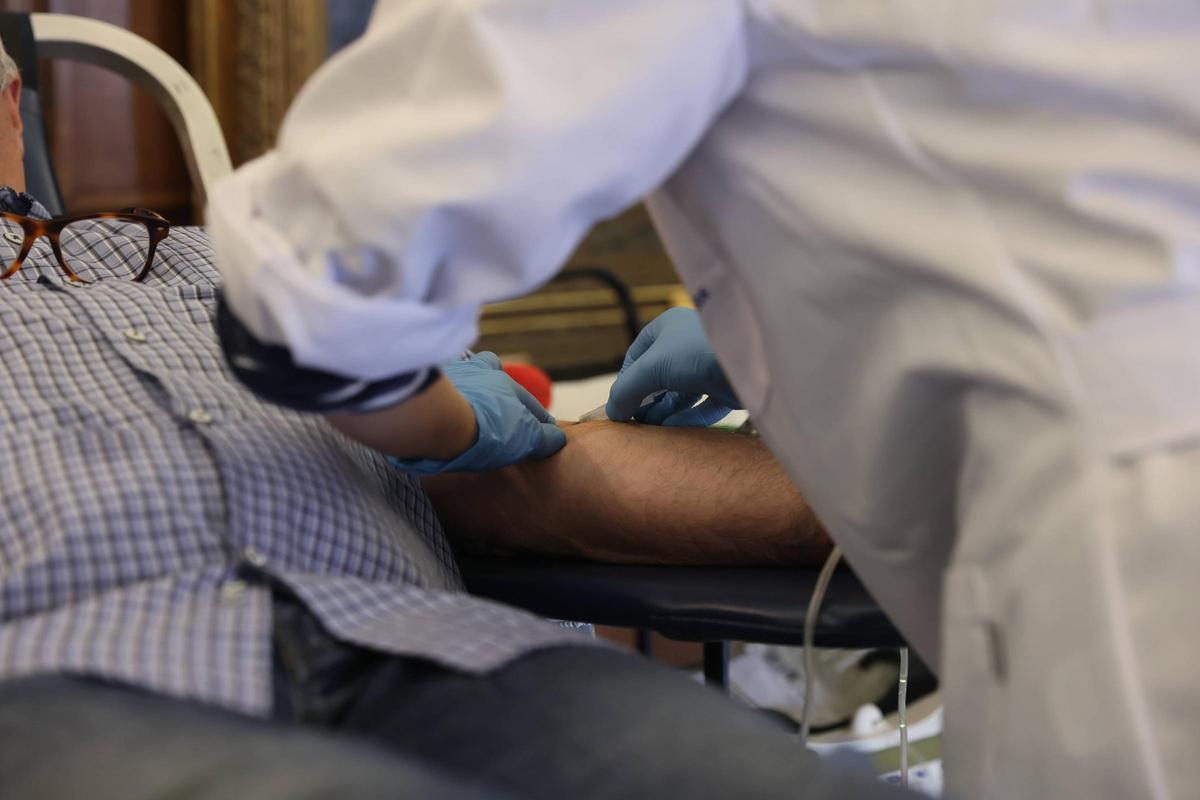 Una persona donando en Avilés, en un pasado maratón de donaciones.