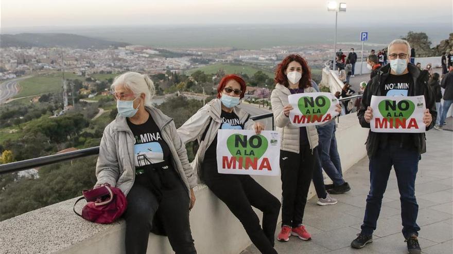 Unas 2.800 personas forman una cadena humana contra la mina en Cáceres