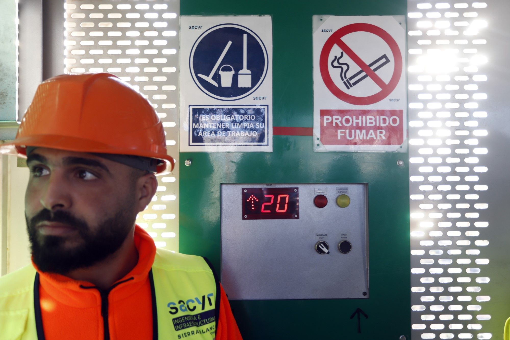 Sierra Blanca Estates celebra la puesta de la bandera en el edificio central de las 'Málaga Towers'