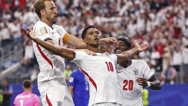 Kane i Madueke s’acosten a Bellingham per felicitar-lo pel 3-2. | FRANCOIS NEL / AFP