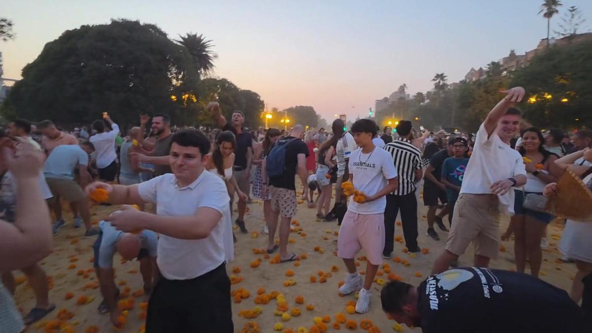 Cientos de personas celebran su particular Batalla de Flores Popular al acabar el festejo de València