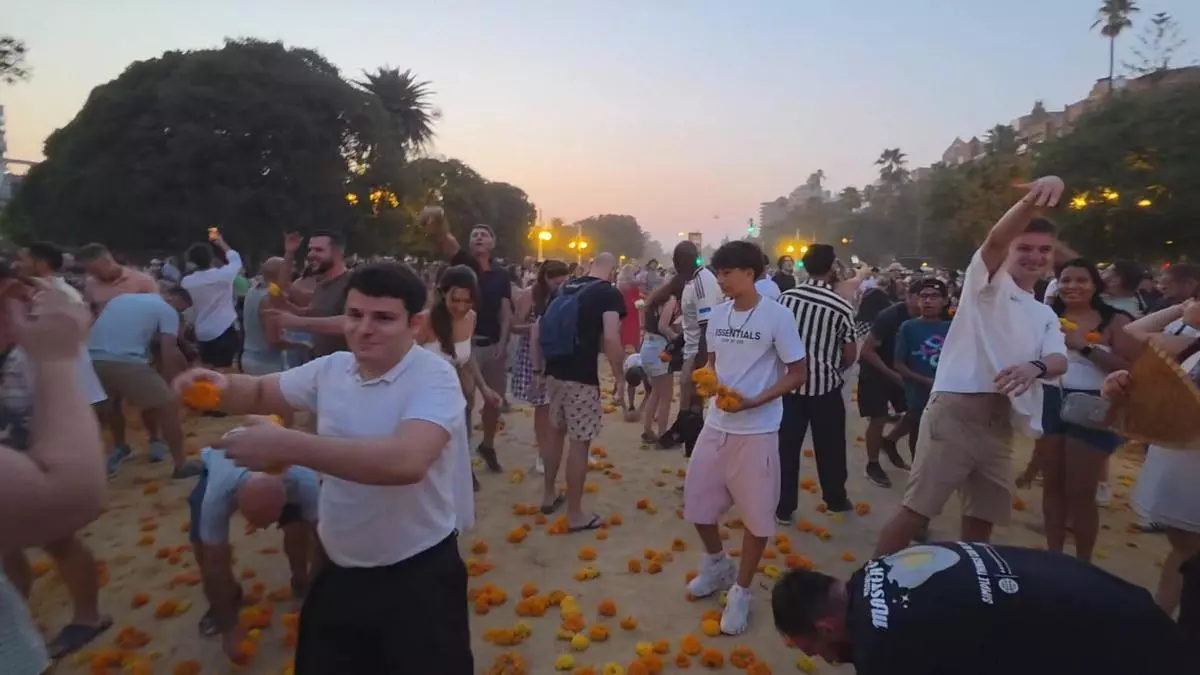 Cientos de personas celebran su particular Batalla de Flores Popular al acabar el festejo de València