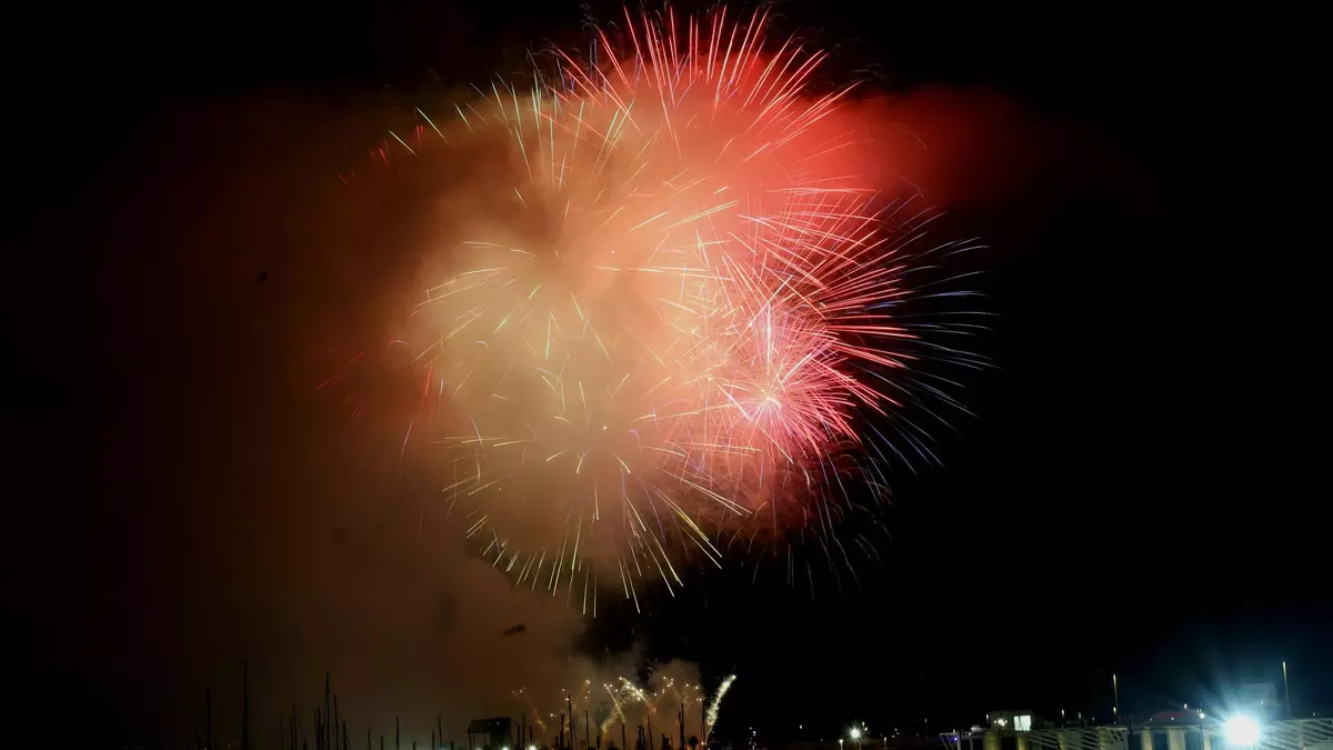 Los fuegos artificiales de Hermanos Ferrández deslumbran en la noche alicantina