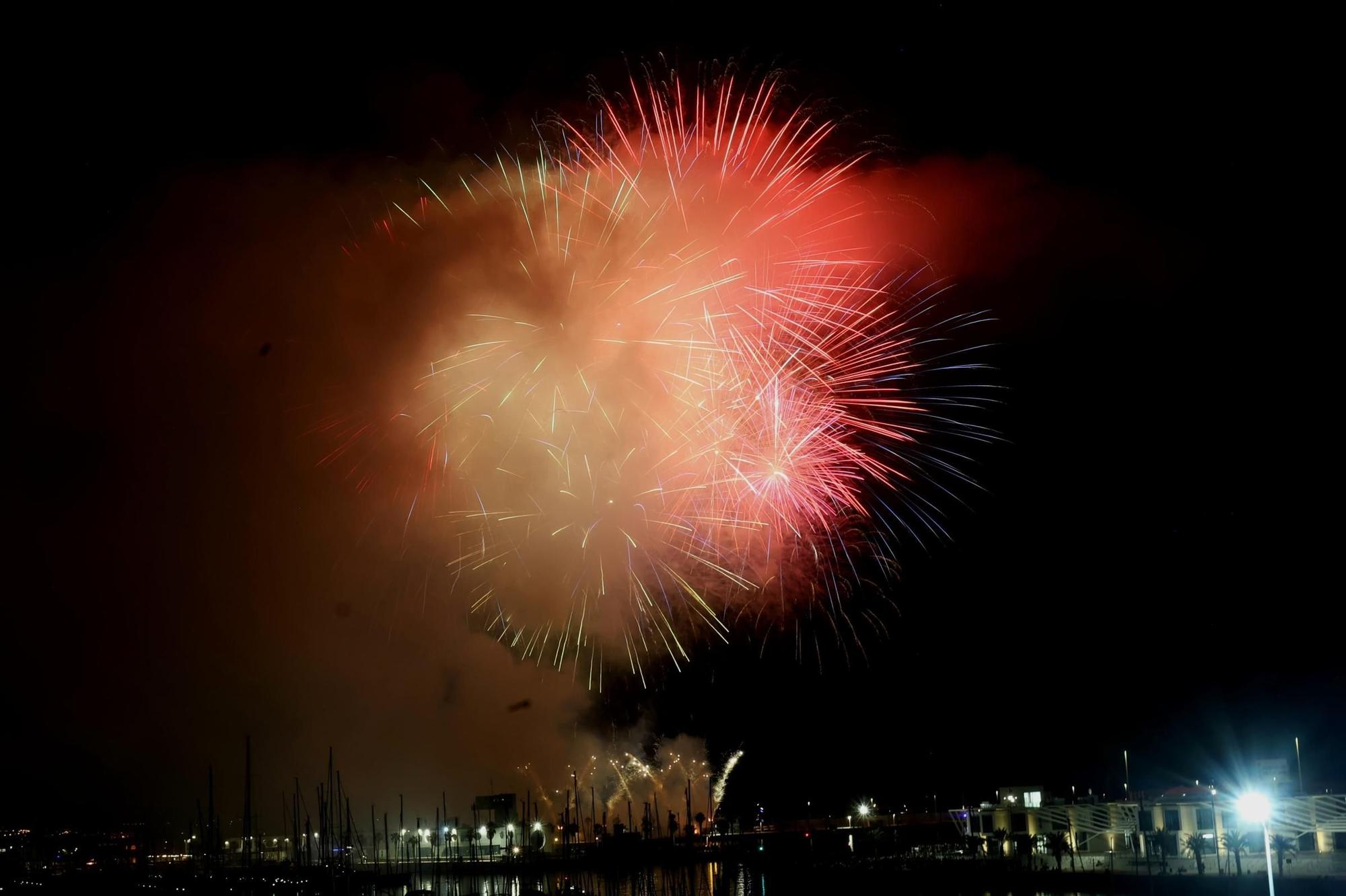 Los fuegos artificiales de Hermanos Ferrández incendian la noche alicantina