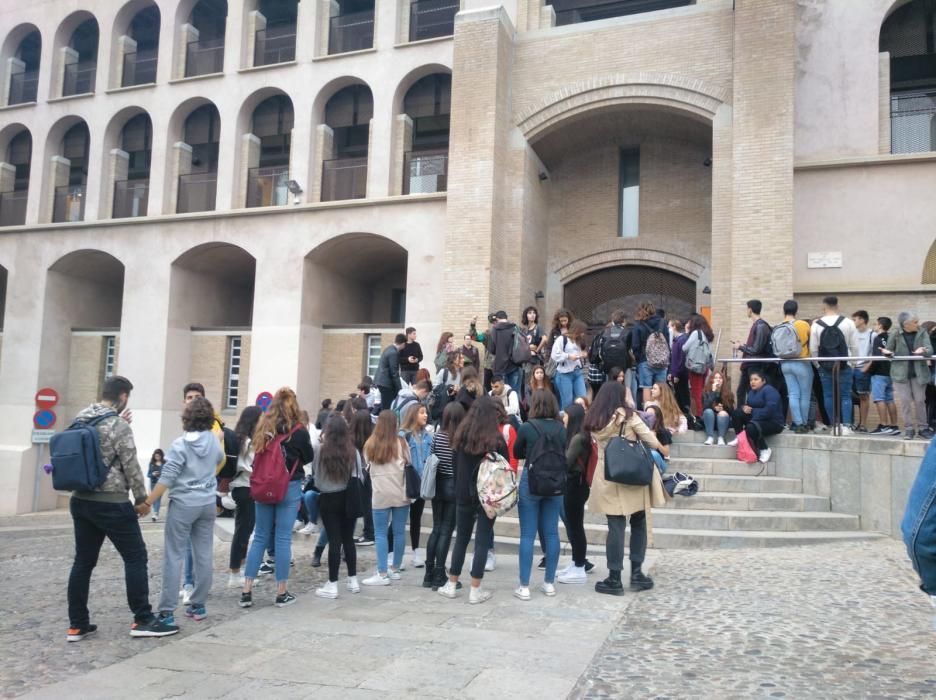 Piquets impedeixen l'accés dels alumnes a la UdG