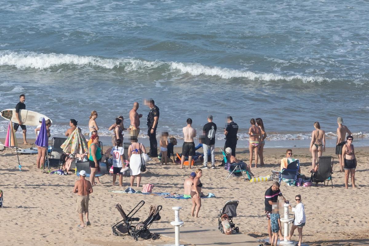 Un grupo de surferos rescató a un bañista en dificultades en la playa de La Mata de Torrevieja