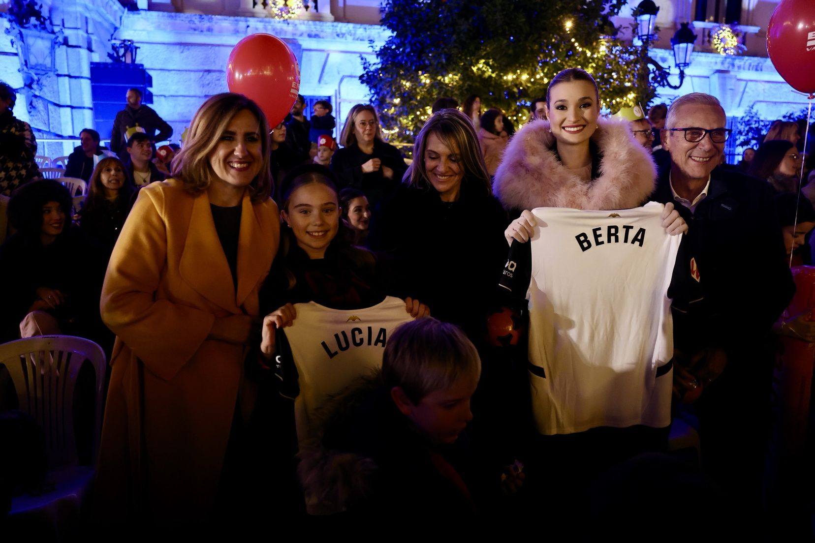 El clásico de falleras mayores y cortes de honor en la Cabalgata de Reyes