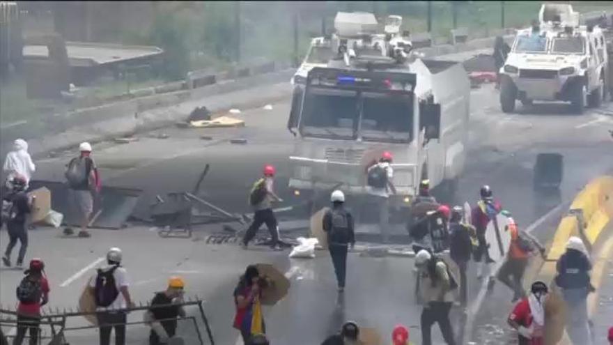 Nuevos enfrentamientos con la policía dejan 2 muertos y más de 180 heridos en Venezuela