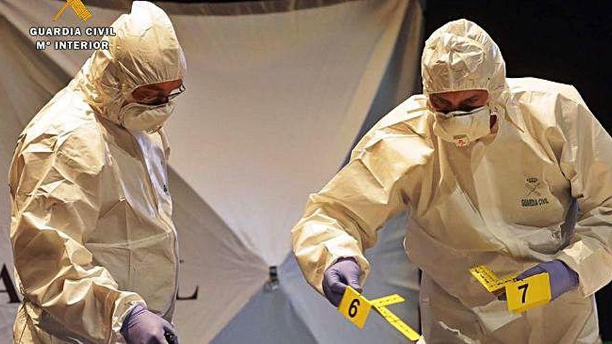 Dos agentes en el laboratorio de Criminalística de la Guardia Civil.