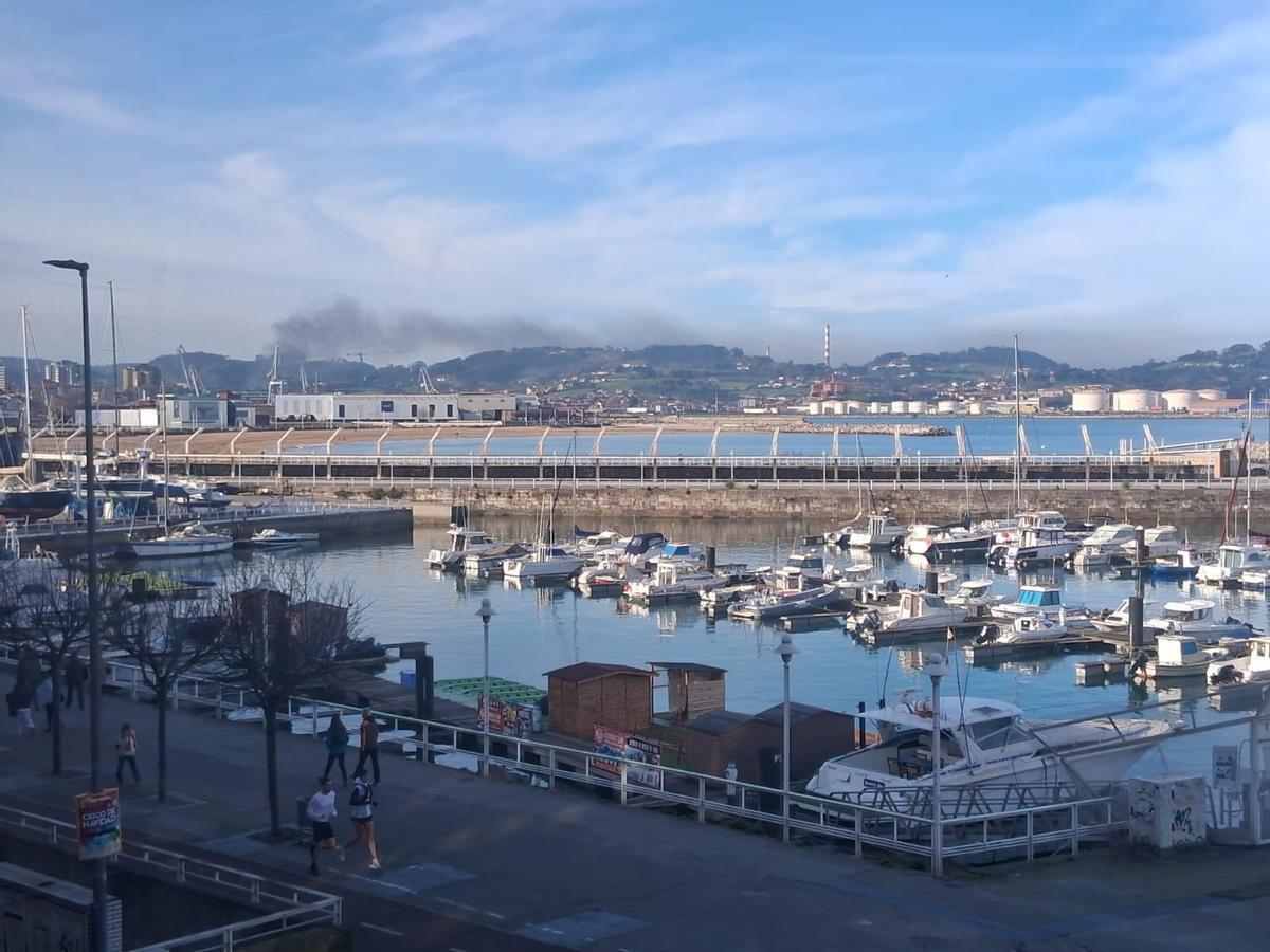 El despliegue policial en Gijón por un incendio en una de las cintas de carbón de Veriña, en imágenes