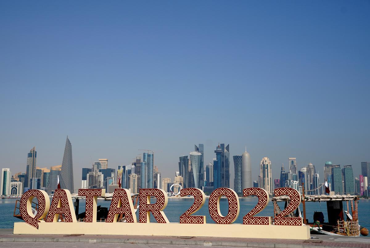 16 November 2022, Qatar, Doha: A Qatar 2022 sign is pictured at the Doha Corniche ahead of the 2022 FIFA Qatar World Cup. Photo: Adam Davy/PA Wire/dpa