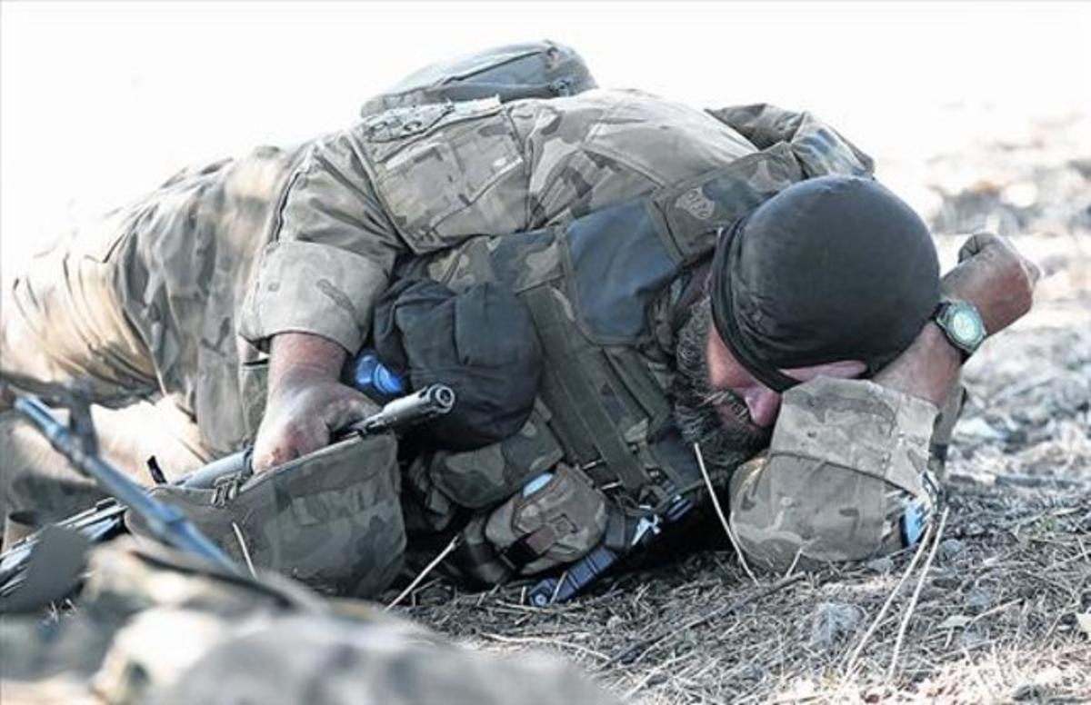 Un voluntario ucraniano del batallón Azov descansa en un 'check point' las cercanías de Mariupol, ayer.