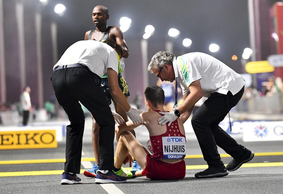 Doha (Qatar)  06 10 2019 - Thijs Nijhuis (C) of of Denmark receives medical attention after the men s marathon during the IAAF World Athletics Championships 2019 at the Al Corniche Water Front in Doha  Qatar  06 October 2019  (Mundial de Atletismo  Maraton  Dinamarca  Catar) EFE EPA NOUSHAD THEKKAYIL