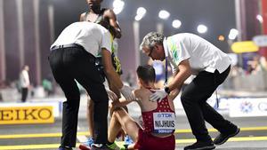 Doha (Qatar)  06 10 2019 - Thijs Nijhuis (C) of of Denmark receives medical attention after the men s marathon during the IAAF World Athletics Championships 2019 at the Al Corniche Water Front in Doha  Qatar  06 October 2019  (Mundial de Atletismo  Maraton  Dinamarca  Catar) EFE EPA NOUSHAD THEKKAYIL
