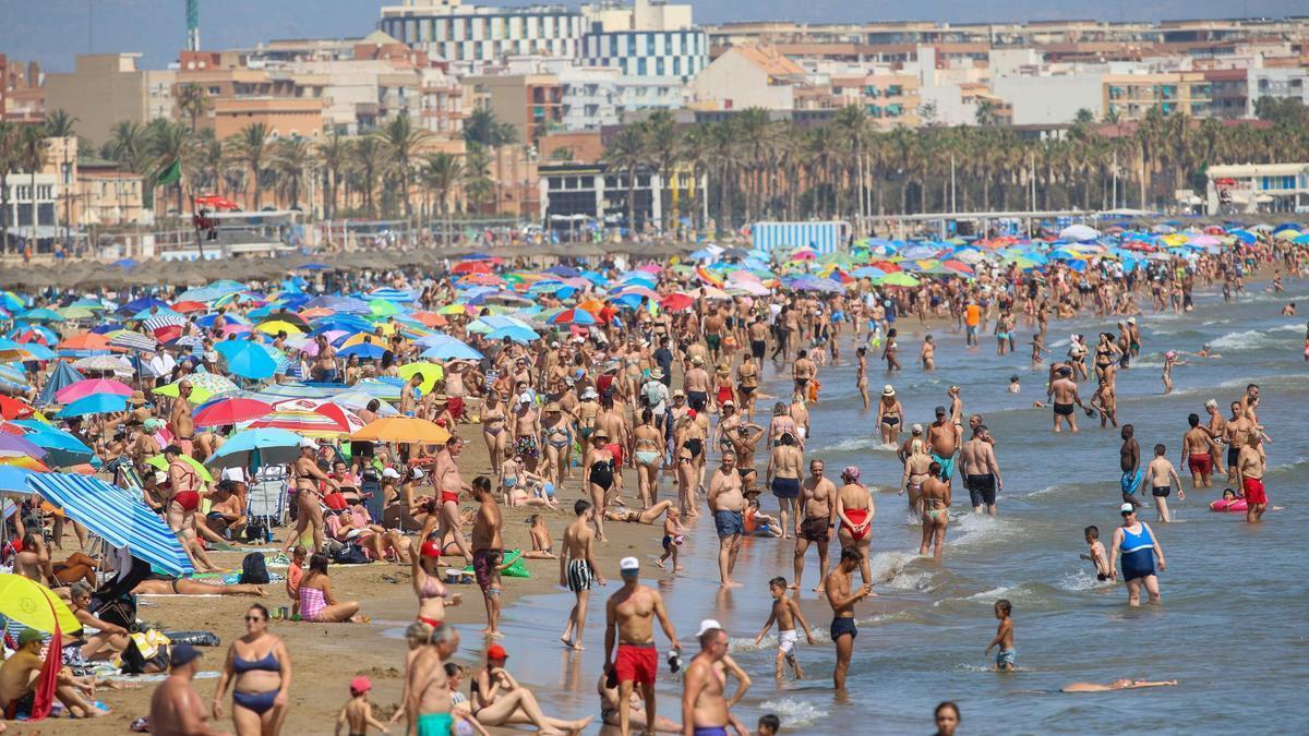 Playa de la Malvarrosa durante la primera ola de calor en este mes de agosto de 2024.