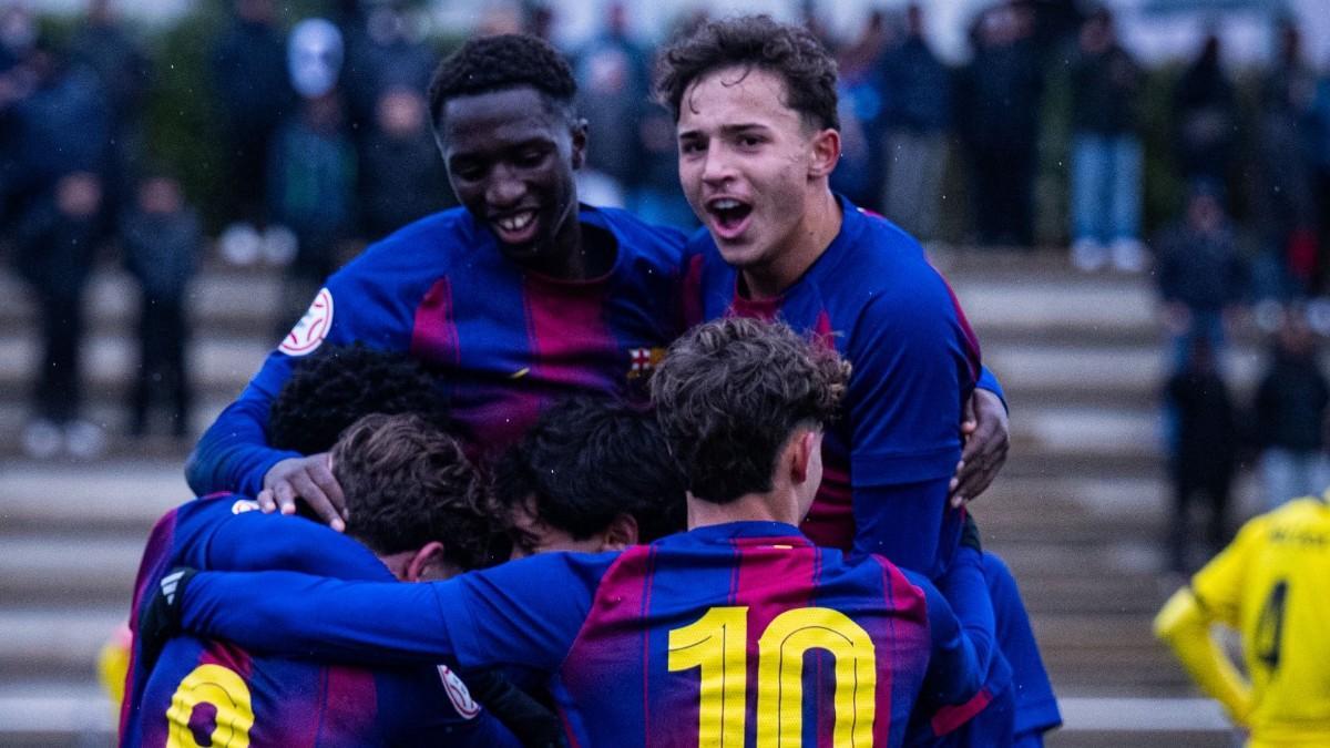 Nuhu, Lorenzo, Orian y el resto de juveniles se abrazan tras un gol