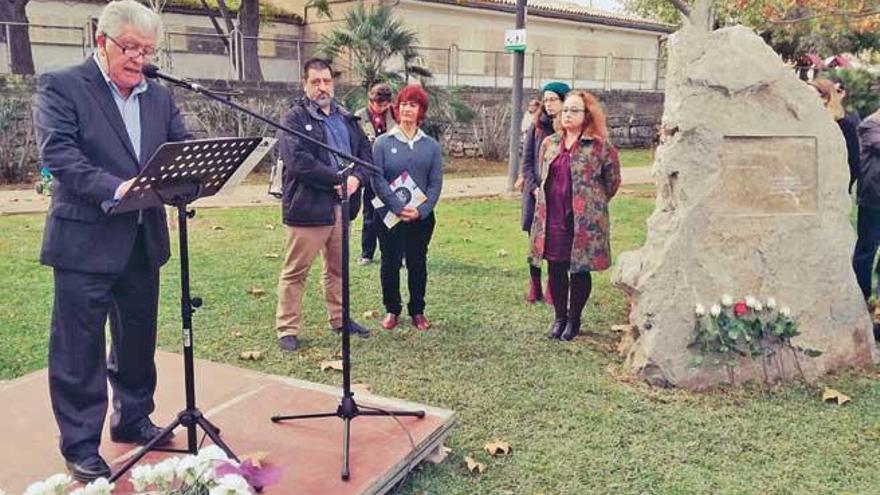 El alcalde de Alcúdia, Antoni Mir, se dirige a los congregados durante el acto.