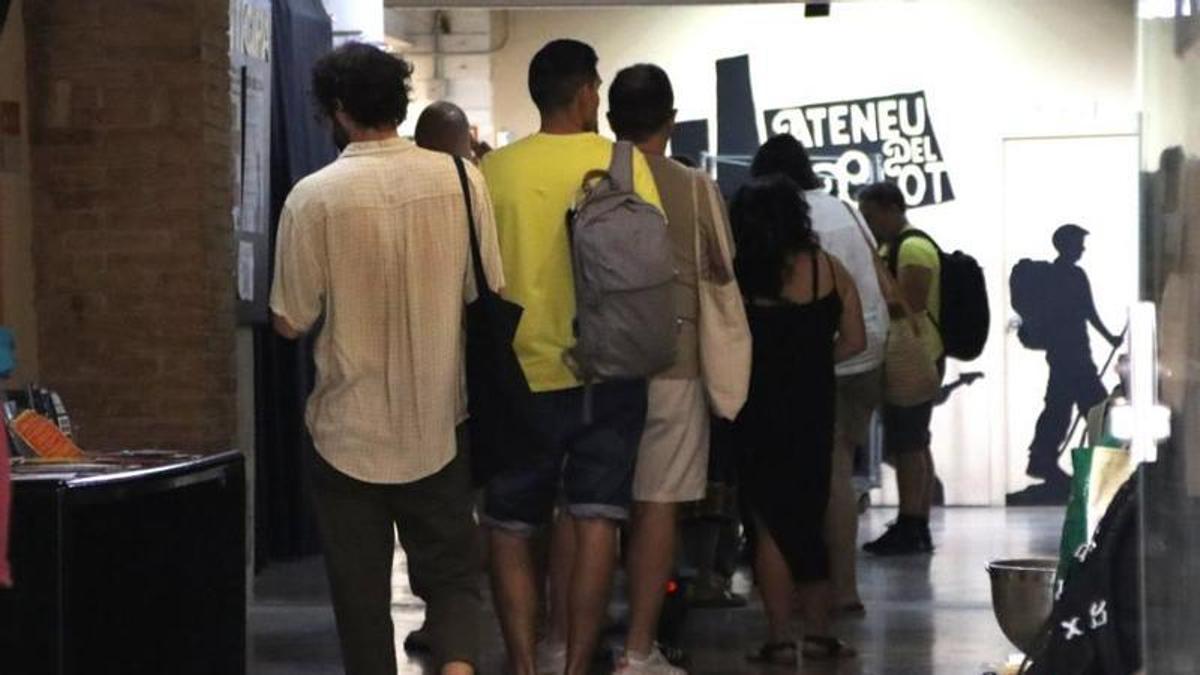 Personal esperant per entrar a la reunió de l'Assemblea Educativa de Catalunya