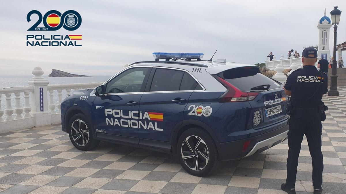 Un agente de policía en Benidorm.