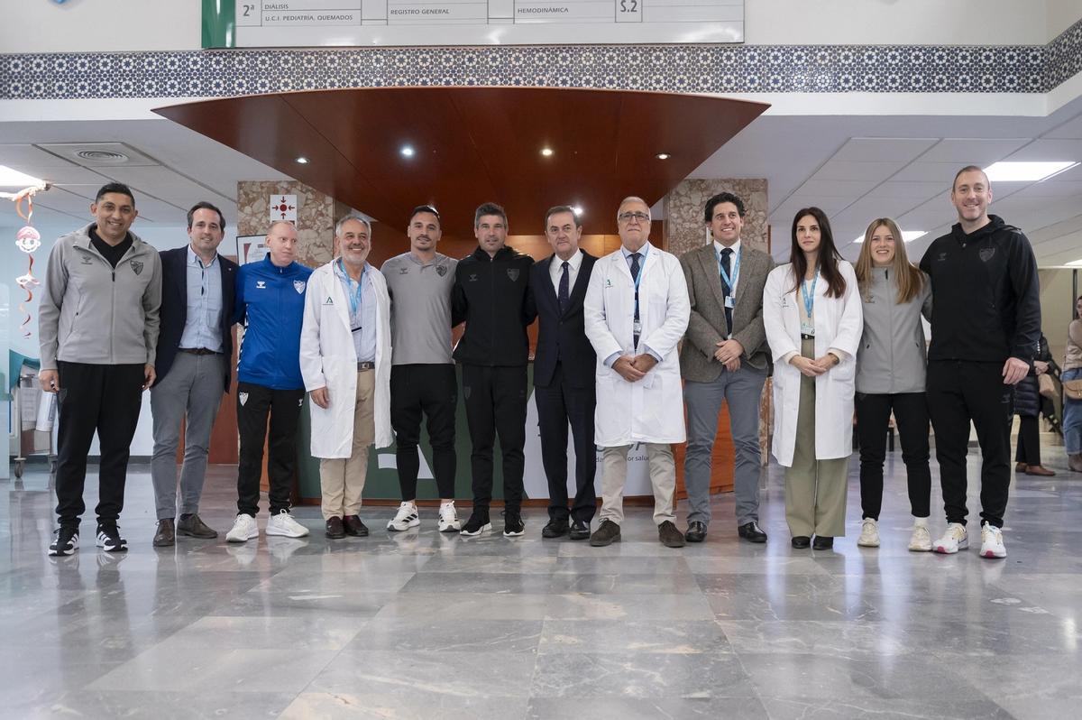 Visita del Málaga CF al Hospital Materno-Infantil