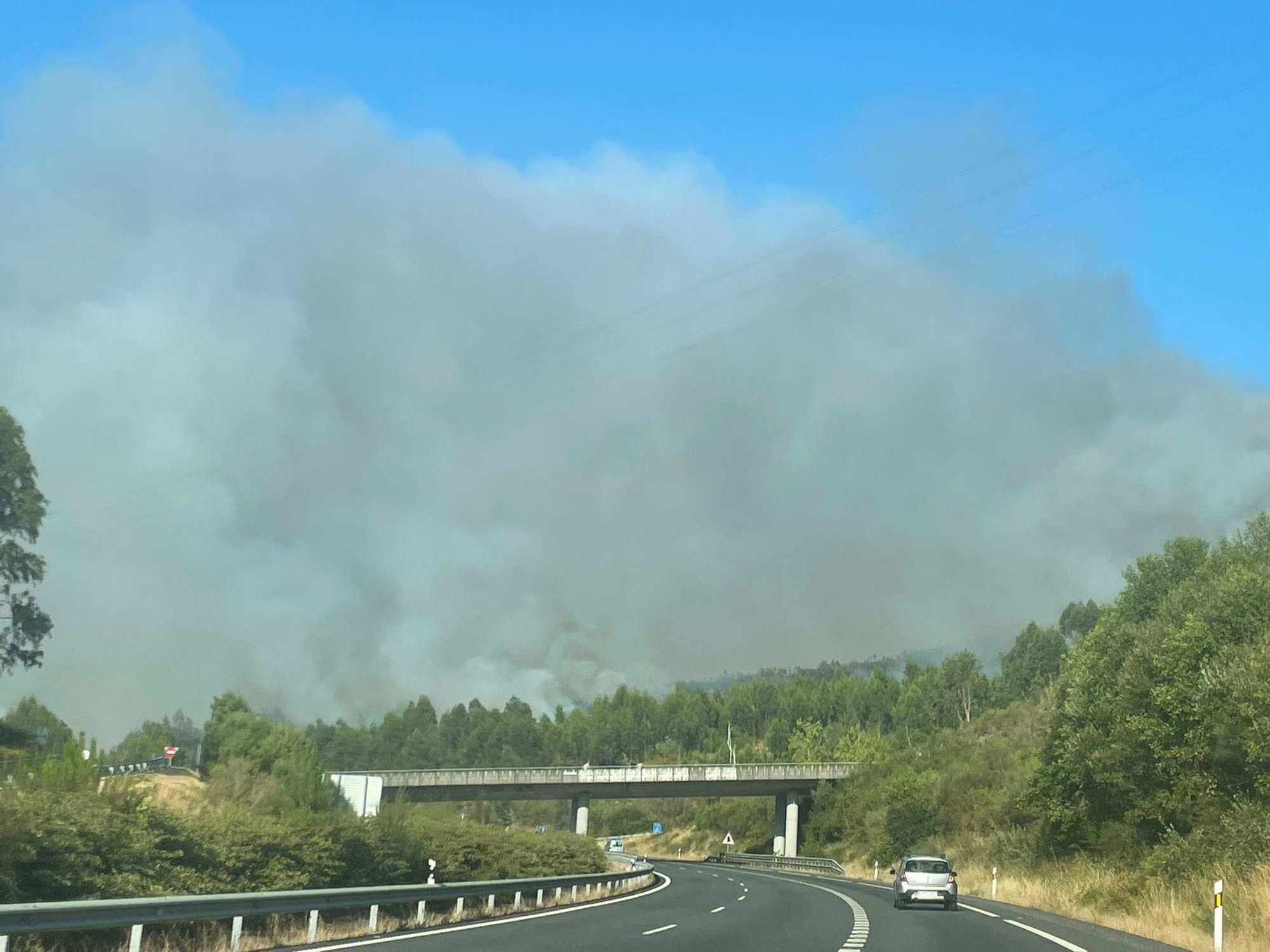 Un incendio cerca la A-52 a su paso por As Neves
