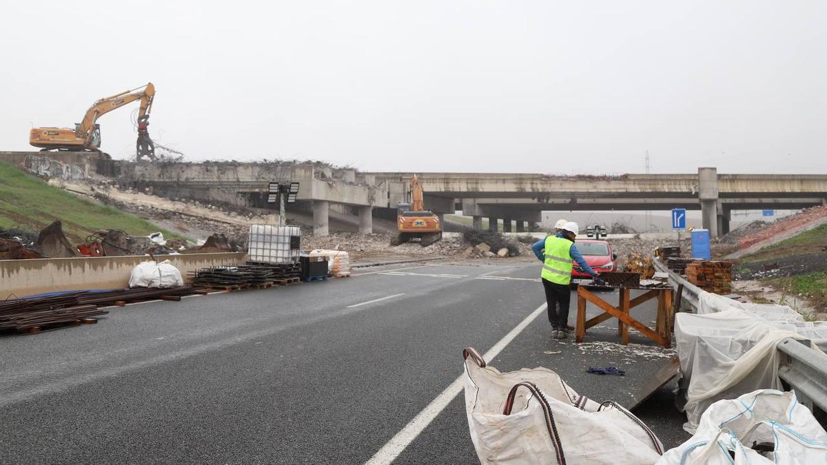 Las máquinas trabajan sobre una de las estructuras del puente.