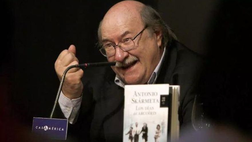 Mor als 83 anys l&#039;escriptor xilè Antonio Skármeta, recordat per &#039;El cartero de Neruda&#039;
