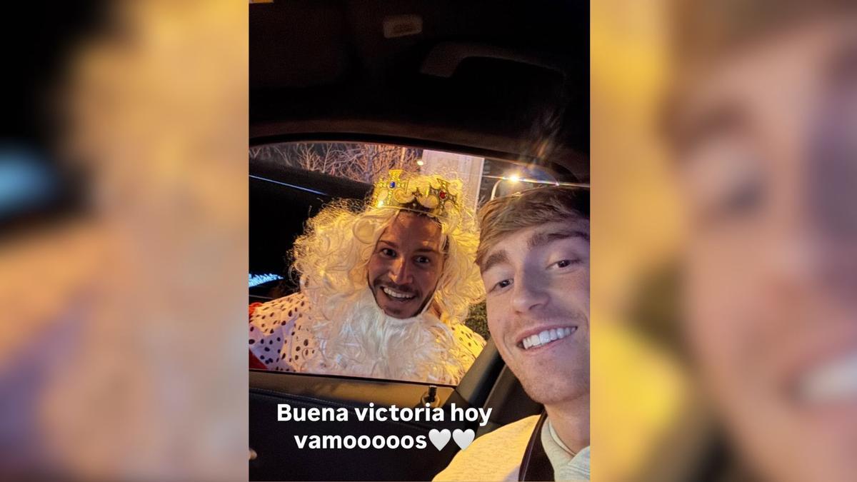 Huijsen le pide una foto a un aficionado vestido de Rey Mago