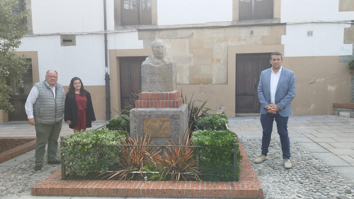 Por la izquierda, Carlos Guardado, patrono de la Fundación Grande Covián, Lucía Valle, concejala de Colunga y José Ángel Toyos, alcalde del concejo junto al busto de Don Paco