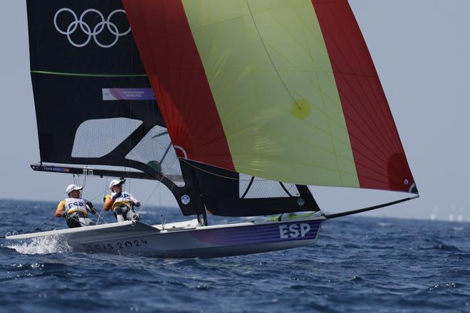 Diego Botin y Florian Trittel compiten en el skiff masculino disputado en Marsella en los Juegos Olímpicos París 2024.