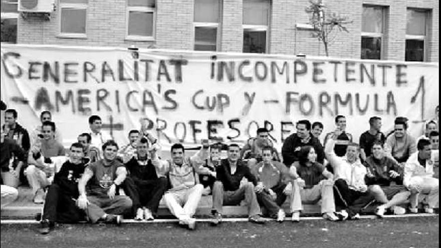 Los estudiantes

 del IES Vinalopó protestando por la falta de profesorado del centro