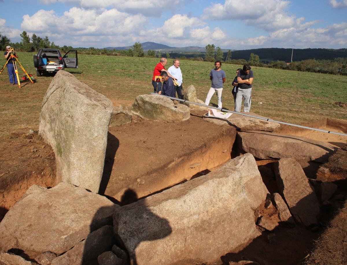 Arqueólogos e investigadores en el Altar do Sol, emplazamiento elegido por el Concello de Lalín para ver el eclipse.