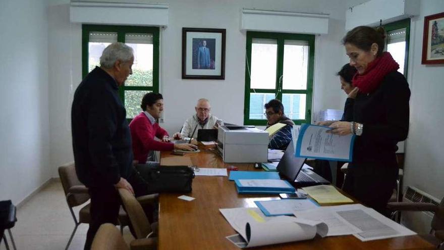 Un momento de la firma de las actas previas de ocupación de fincas municipales para la estación de Otero.