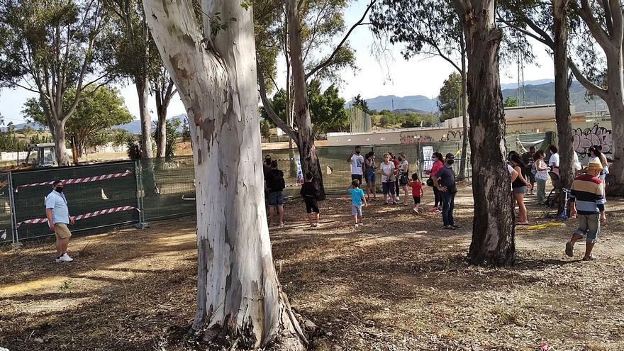 Familias de Santa Rosalía, la pasada semana delante de los terrenos de la antigua piscina y pistas de deporte del barrio.