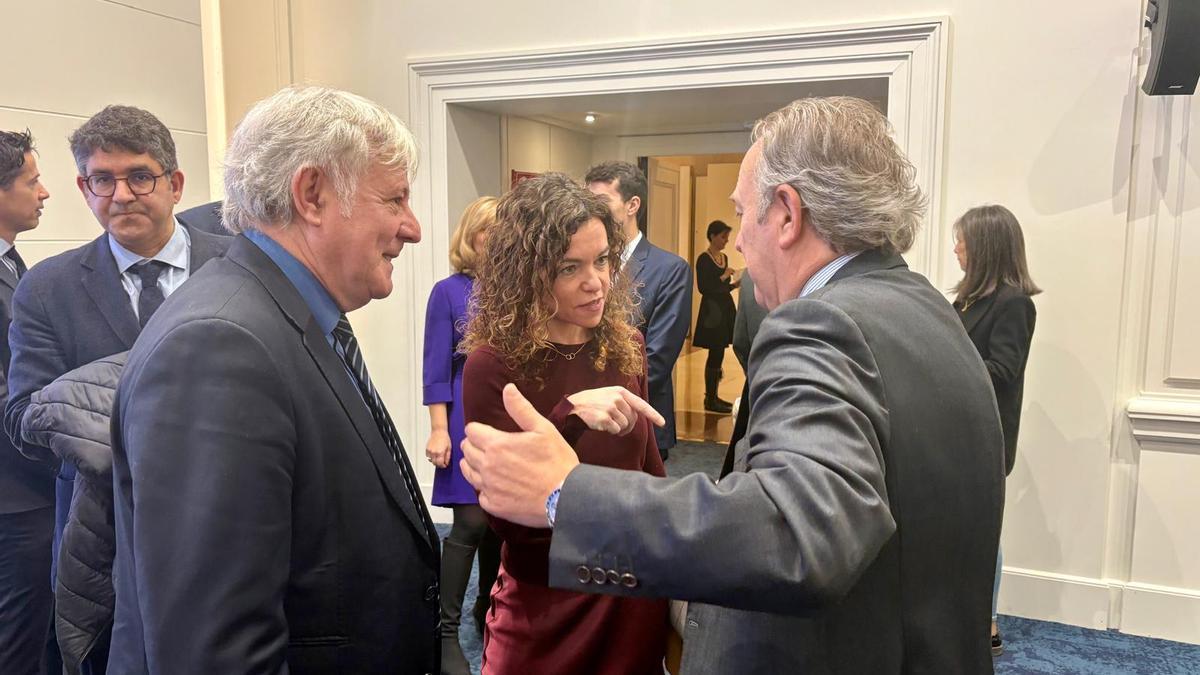 El conseller Marcial Rodríguez con la secretaria de Estado de Turismo, Rosario Sánchez, en  la jornada organizada en el Ministerio de Vivienda.
