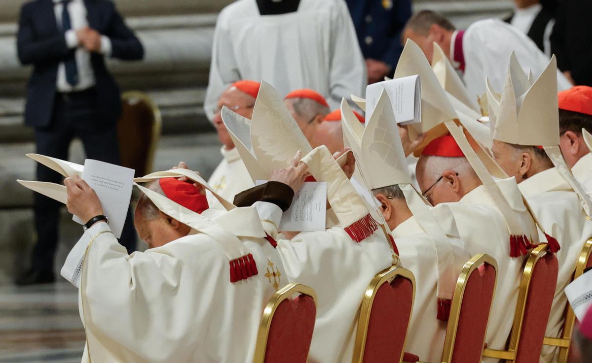 Cardenales asisten a la Novena Misa Novendial en memoria del papa Francisco en la Basílica de San Pedro, Ciudad del Vaticano, el 4 de mayo de 2025. EFE/EPA/GIUSEPPE LAMI