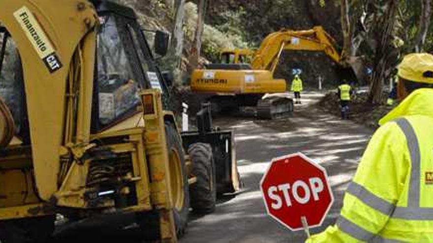 Operarios del mantenimiento de carreteras del Cabildo trabajan en un tramo de la Cruz de Tejeda. | andrés cruz