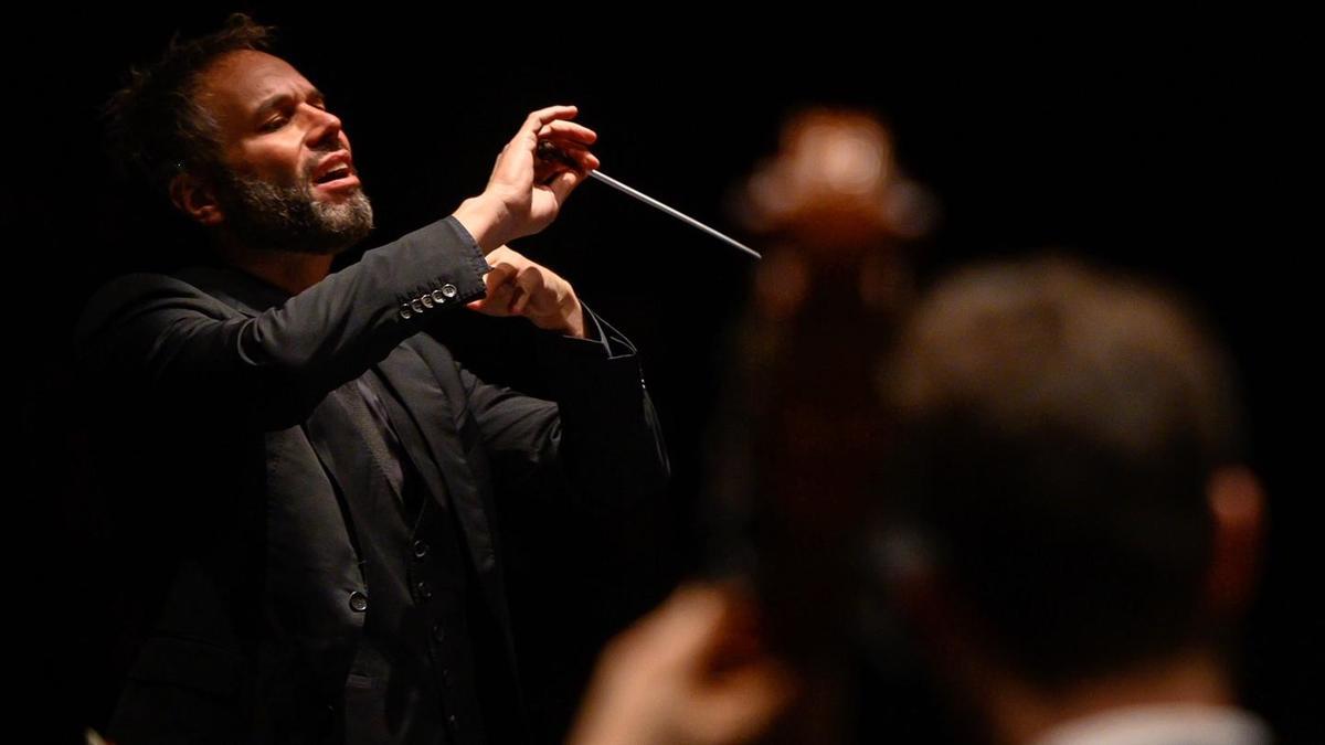 Josep Vicent dirige la orquesta ADDA·Simfònica