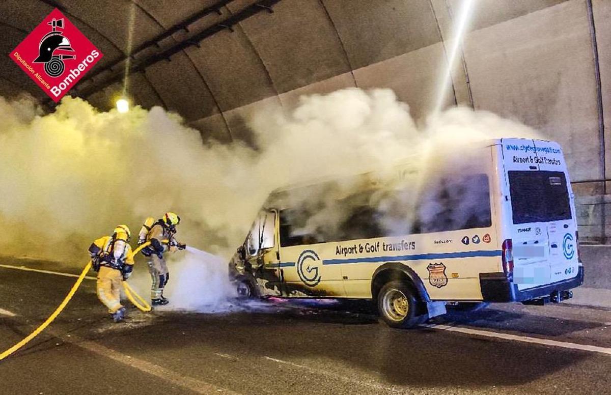 Los bomberos sofocan un incendio en el túnel de Pilar de la Horadada.
