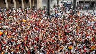 En directo | La plaza del Pilar vibra con el gol de Oyarzabal en el España-Francia: "Cero miedo a Mbappé"
