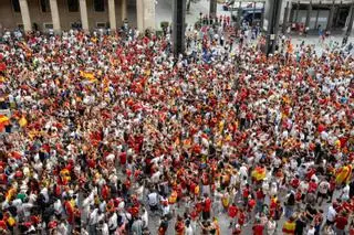 En imágenes | Zaragoza espera en la plaza del Pilar el inicio del España-Francia