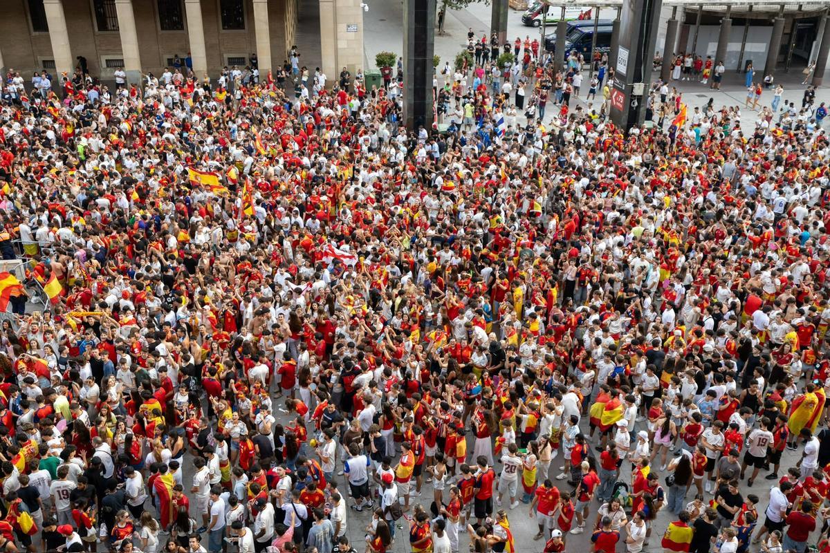 En imágenes | Zaragoza espera en la plaza del Pilar el inicio del España-Francia
