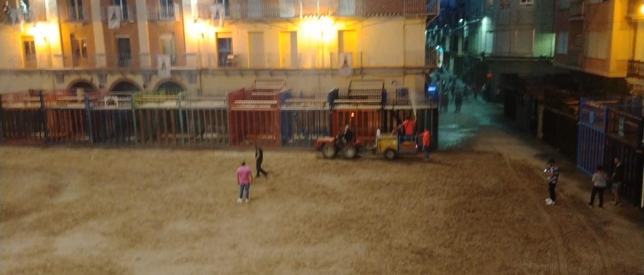 La brigada municipal tiene que desinfectar el recinto antes y después de cada festejo taurino.